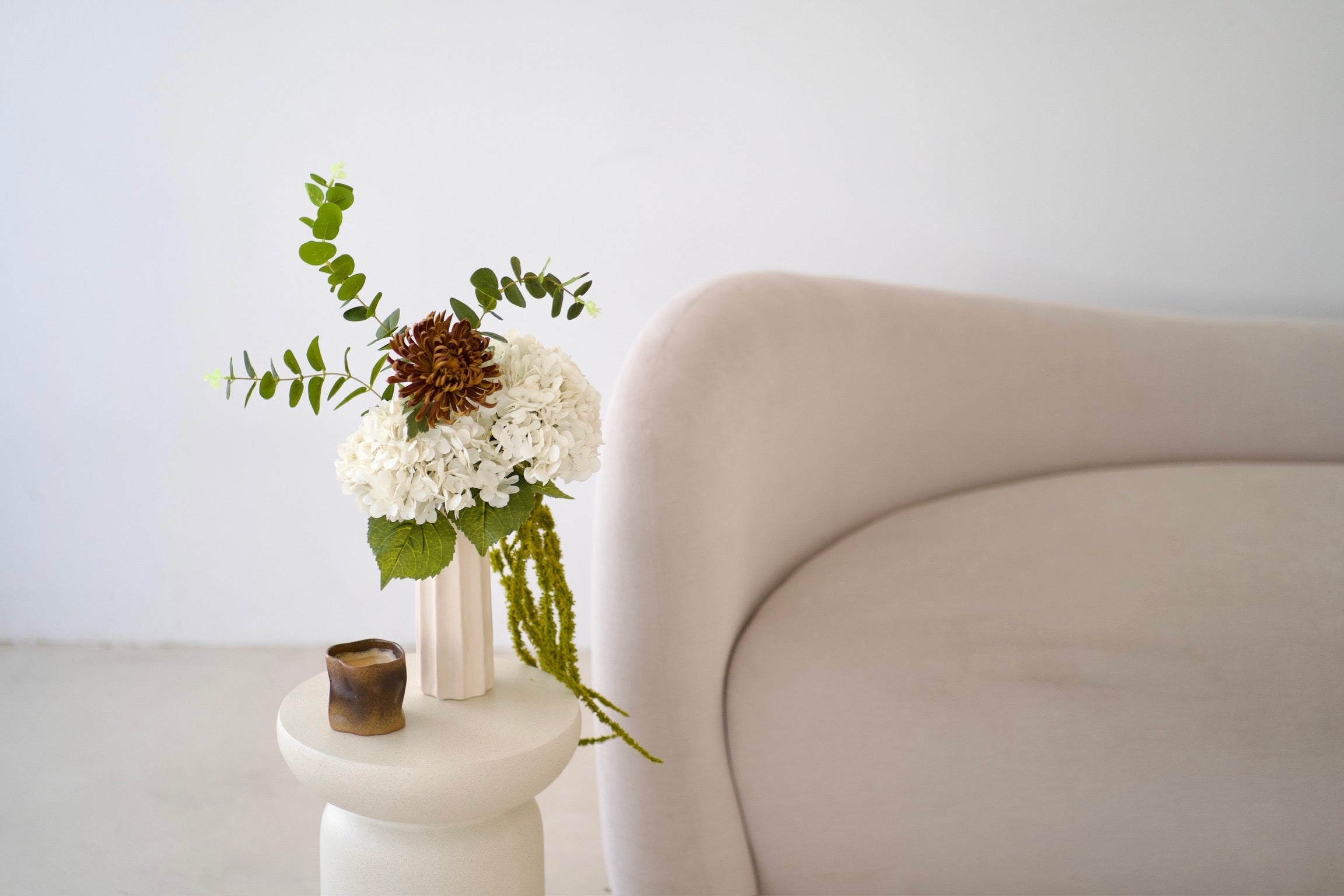 Burnt Bordeaux Bouquet – Styling-Variante mit Vase – BÉRA BLOOMS
